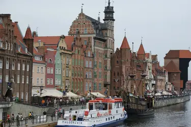 Häuser, Schiffe und der Fluss in der Stadt Danzig