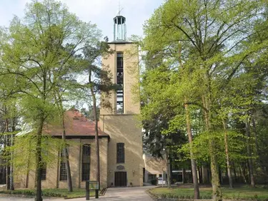 Die Emmaus Kirche von außen mit Blick zur Eingangstür