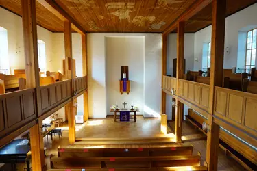 Der Kirchraum von der Orgelempore aus gesehen in Richtung Altar