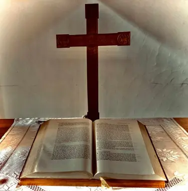 Holzkreuz und aufgeschlagene Bibel liegen auf dem Altar